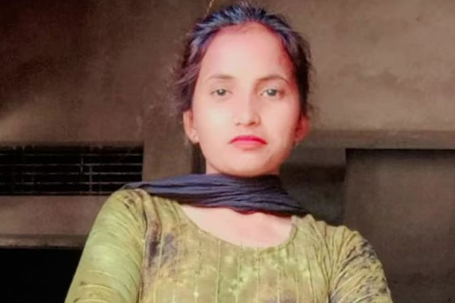 বিয়ের জন্য বারবার চাপ! হোটেলে তরুণীর গলা কেটে ‘খুন’ প্রেমিকের