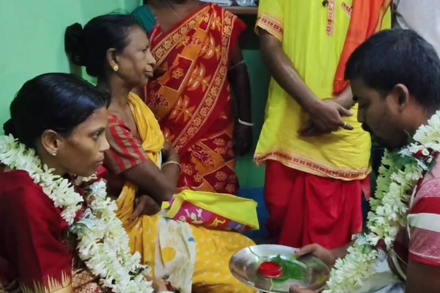 প্রেমে প্রতারণার অভিযোগে জেলবাস, জামিন পেয়েই প্রেমিকাকে বিয়ে যুবকের