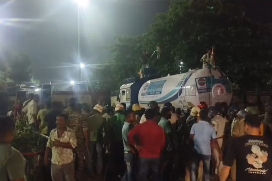 বজবজের আইওসি প্ল্যান্টে চালক ও খালাসিদের ধর্মঘট ঘিরে ধুন্ধুমার, ভাঙচুর বাইক, নামল RAF