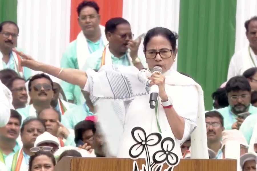‘১৭ লক্ষ মানুষ দেশ ছেড়েছেন, বাংলা থেকে কতজন শিল্পপতি গিয়েছেন?’, বেকারত্ব ইস্যুতে কেন্দ্রকে তোপ মমতার