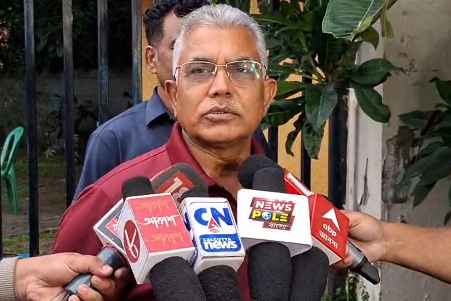 ‘জলও নেই, পোনাও নেই’, বঙ্গ রাজনীতিতে ‘জল্পনা’র নয়া সংজ্ঞা দিলেন দিলীপ!