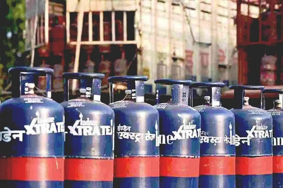 মাসের শুরুতেই বড় স্বস্তি, একধাক্কায় ৫৮.৫০ টাকা কমল বাণিজ্যিক গ্যাসের দাম