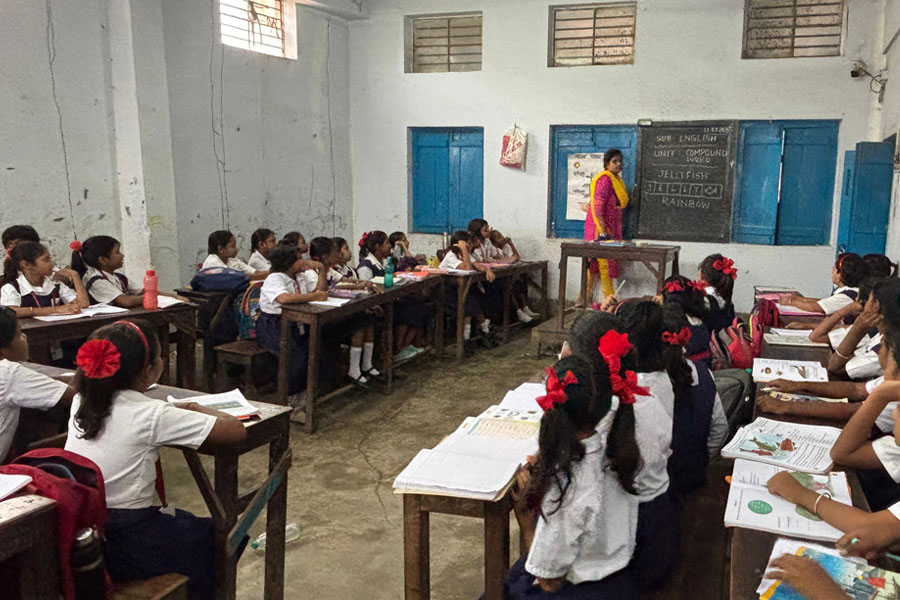হাওড়ার প্রাথমিক বালিকা বিদ্যালয়ে উঠল পিছনের বেঞ্চ, ৬টি ক্লাসে চালু ‘নো ব্যাকবেঞ্চার’ মডেল