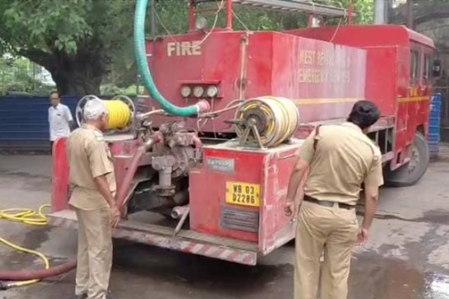 ভাইফোঁটার সকালে খাস কলকাতায় আগুন, কালো ধোঁয়ায় ঢাকল এলাকা, ঘটনাস্থলে দমকল