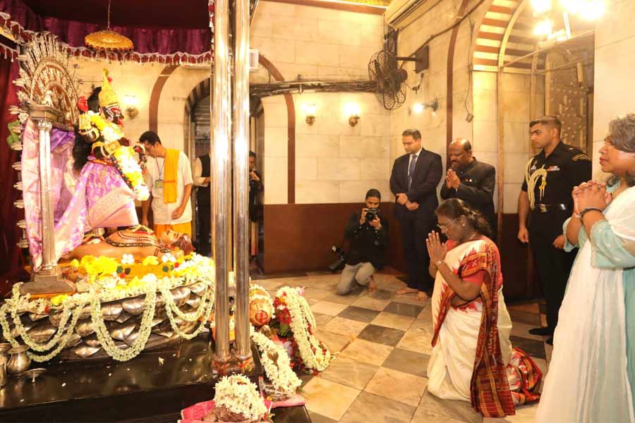 গড়িয়ে পড়ল ভবতারিণীর হাতের ফুল, দক্ষিণেশ্বর মন্দিরে পুজো দিয়ে আপ্লুত রাষ্ট্রপতি