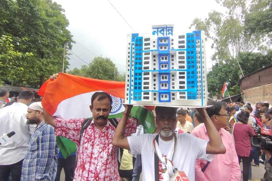 মাঝপথে থমকাল নবান্ন অভিযান, তেলকল ঘাট রোডে অবস্থান মিছিলকারীদের