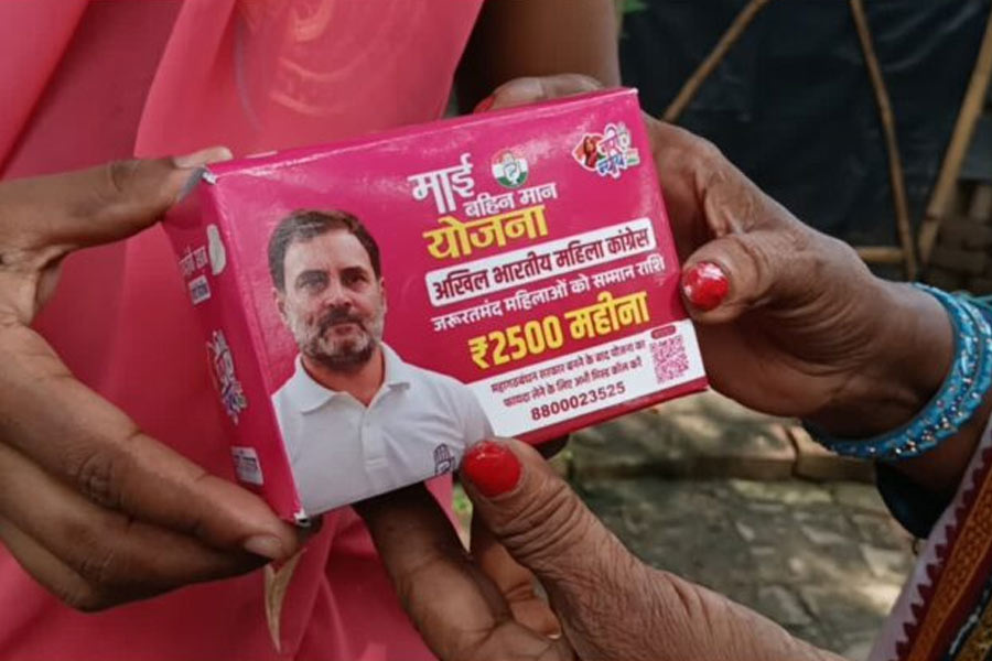 কংগ্রেসের সরবরাহ করা স্যানিটারি প্যাডে রাহুলের ছবি! হাত শিবিরকে ‘নারীবিদ্বেষী’ তোপ বিজেপির