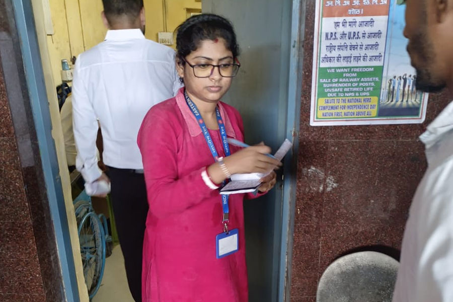 টিকিট না থাকায় ফাইন চাইতেই বিপত্তি, ক্যানিংয়ে মহিলা রেলকর্মীর গলায় ফাঁস পরানোর চেষ্টা যাত্রীর!