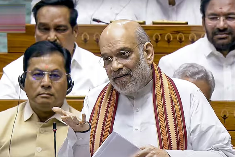 বাটলা হাউসের জঙ্গিদের জন্য কেঁদে ভাসিয়েছিলেন সোনিয়া! সিঁদুরে সংসদে কং-কে বিঁধলেন শাহ