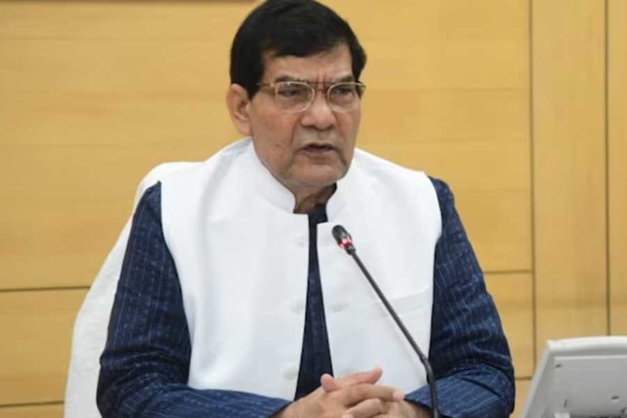 যোগীরাজ্যের বিদ্যুৎমন্ত্রীর অনুষ্ঠানেই ব্ল্যাক আউট! সাসপেন্ড দপ্তরের পাঁচ আধিকারিক