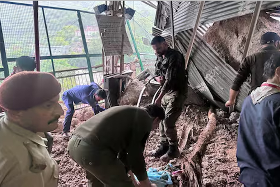 বৈষ্ণোদেবী যাওয়ার পথে ধসে মৃত এক, আহত ৯