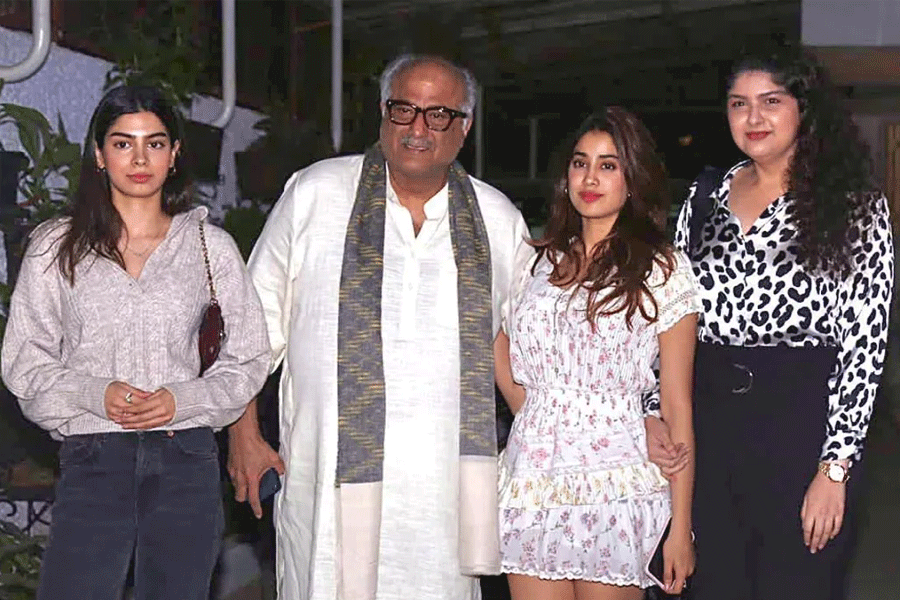 যেন রূপকথার সফর… বাগদান সারলেন বনিকন্যা, কার বিয়ের সানাই বাজল?