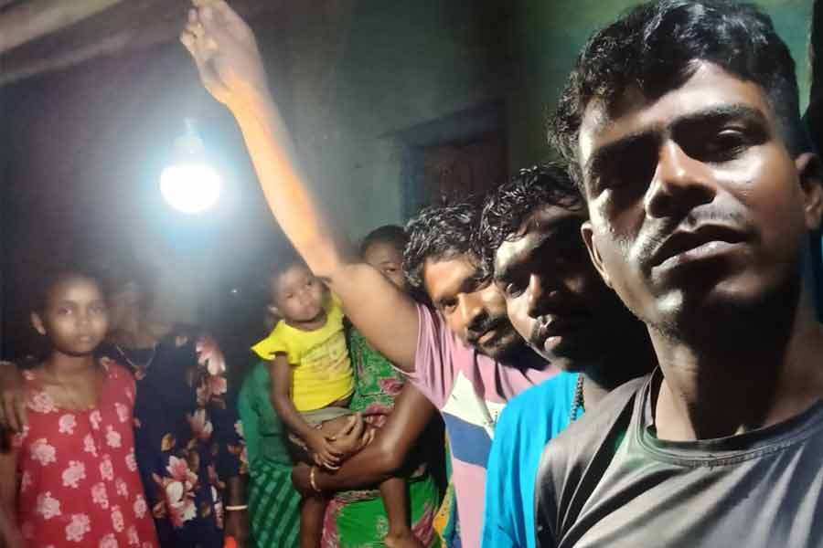 অন্ধকার থেকে আলোর স্বাধীনতা, ৭ দশক পর বিদ্যুৎ এল বাঁকুড়ার শবর গ্রামে
