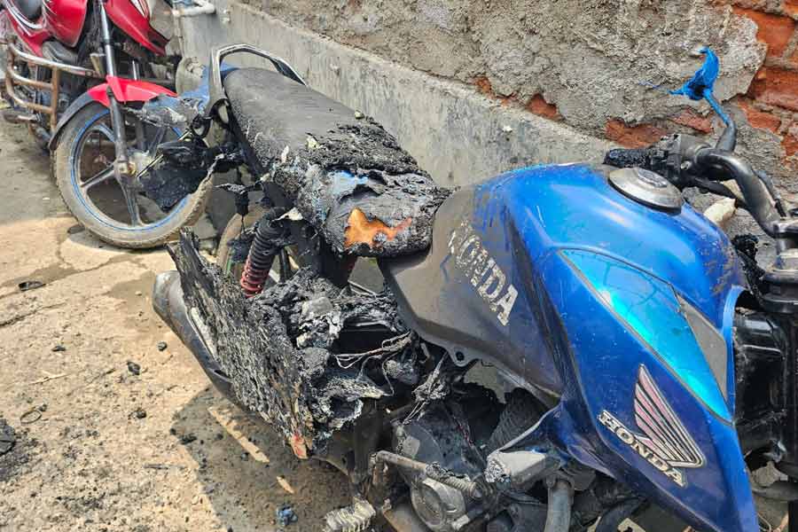 ২১ জুলাইয়ের সভায় না যেতে হুমকি! মারগ্রামে তৃণমূল নেত্রীর বাড়িতে আগুন লাগানোর অভিযোগ