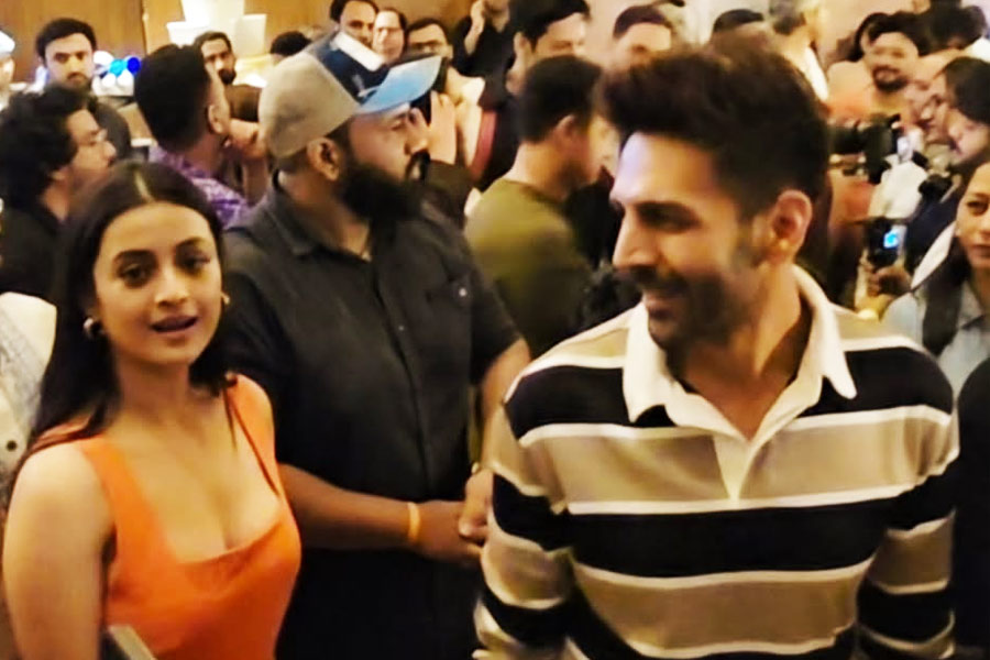 ‘মেট্রো ইন দিনো’র প্রিমিয়ারে কার্তিকের সঙ্গে দর্শনা! জুটি বাঁধছেন নাকি?