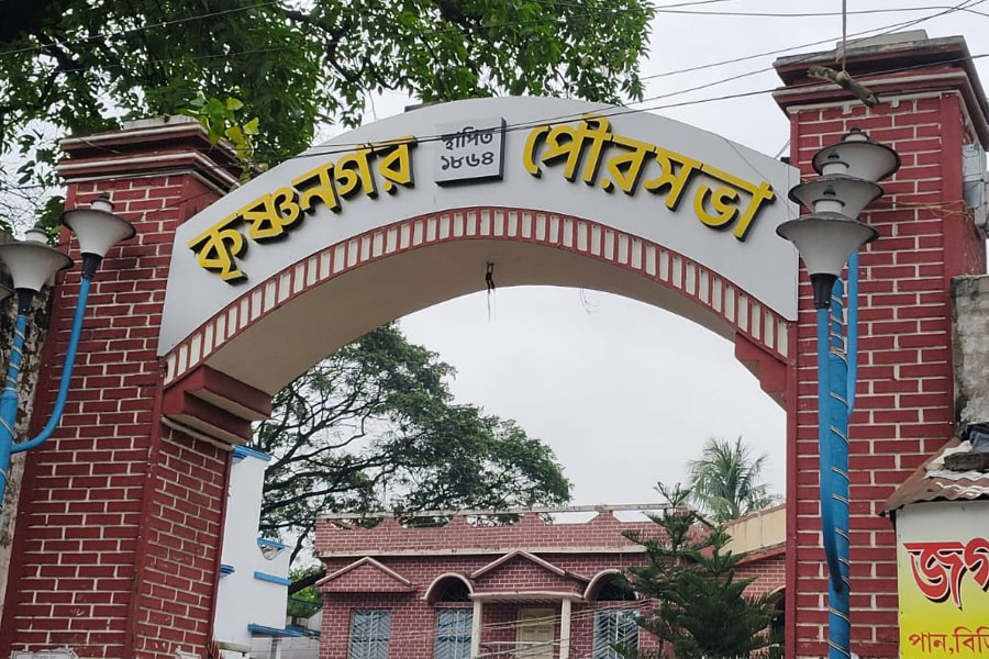 পুরপ্রধানের বিরুদ্ধে অনাস্থা, কৃষ্ণনগরের বিক্ষুব্ধ কাউন্সিলরদের শোকজ