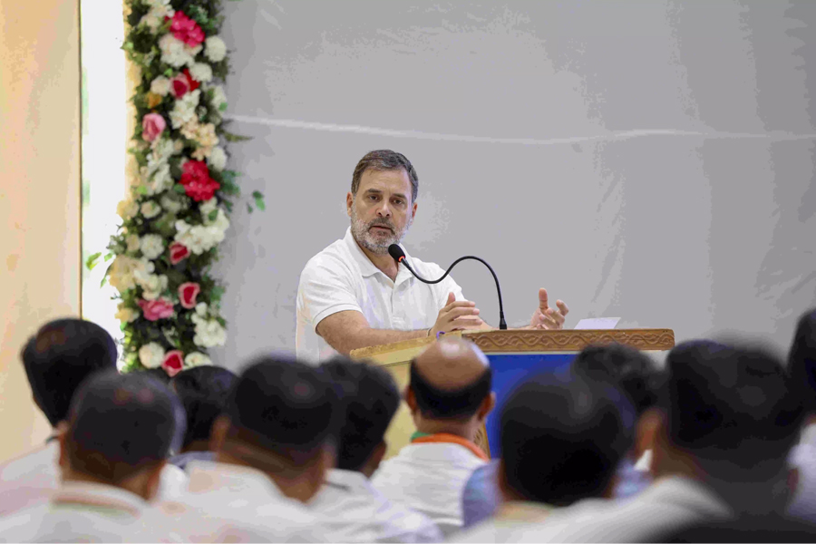‘পক্ষপাতদুষ্ট আম্পায়ার’, গুজরাটে দাঁড়িয়ে ফের কমিশনকে আক্রমণ রাহুলের