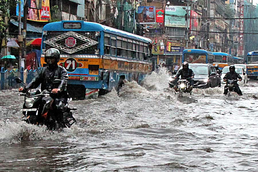ঘূর্ণাবর্ত ও মৌসুমী অক্ষরেখার জোড়া ফলায় দুর্যোগের আশঙ্কা! ভাসবে দক্ষিণবঙ্গ