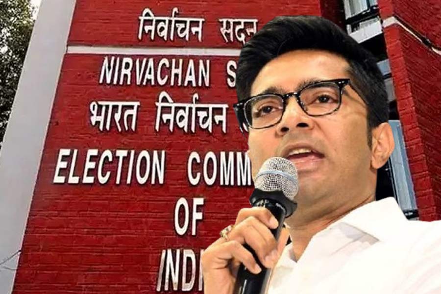 ভোটাধিকার কাড়তে বিজেপির নির্দেশে কাজ! কমিশনকে তোপ অভিষেকের
