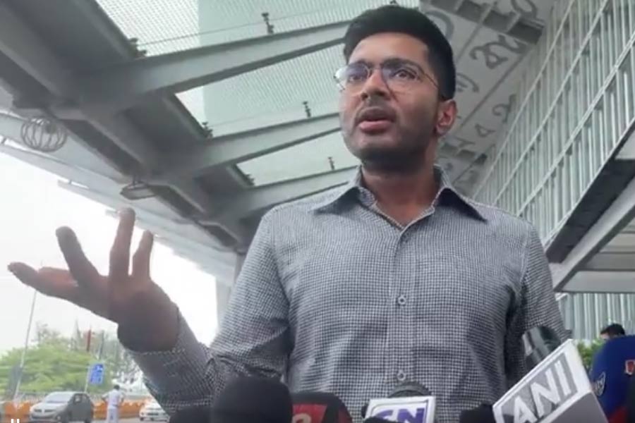 ‘লোকসভা ভেঙে দিন, আমরাও ইস্তফা দেব’, SIR নিয়ে ফের কেন্দ্রকে হুঁশিয়ারি অভিষেকের