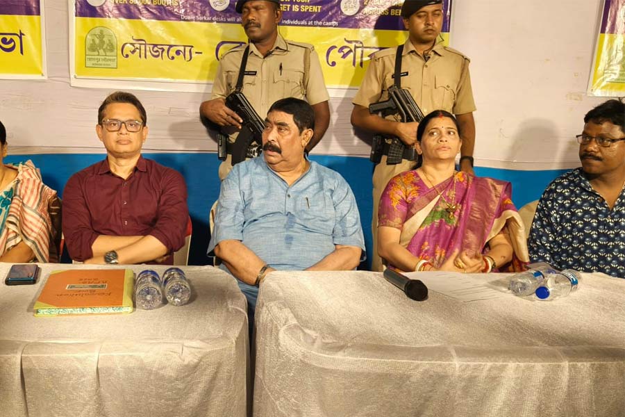 ‘মুখ্যমন্ত্রীকে অশেষ ধন্যবাদ’, ‘আমাদের পাড়া, আমাদের সমাধান’ শিবিরে যোগ দিয়ে কেন একথা বললেন অনুব্রত?