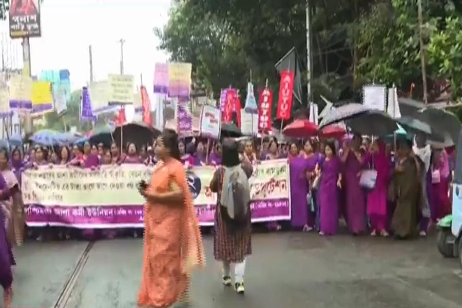 বেতন বৃদ্ধির দাবিতে আশাকর্মীদের বিক্ষোভে অবরুদ্ধ রাসবিহারী, ভোগান্তি যাতায়াতকারীদের