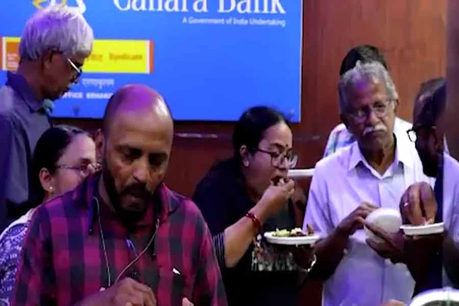 ব্যাঙ্কের ক্যান্টিনে গোমাংসে নিষেধাজ্ঞা, বামশাসিত কেরলে বিতর্ক তুঙ্গে