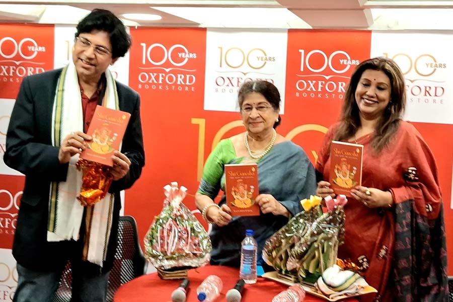 গণেশ চতুর্থীতে অক্সফোর্ডে রাজা ভৌমিকের বই প্রকাশ, মোড়ক উন্মোচনে ঊর্মিমালা বসু