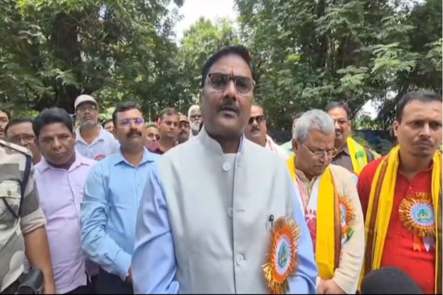 বিজেপি ঘনিষ্ঠ শ্রমিক সংগঠনের অনুষ্ঠানে সরকারি সংস্থার আধিকারিক, তুঙ্গে বিতর্ক