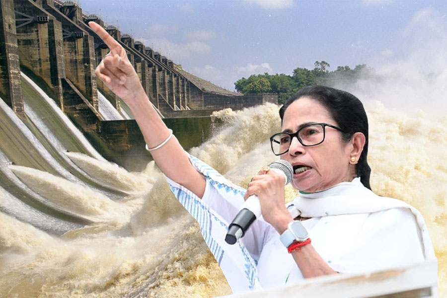 ৩০ গুণ বেশি জল ছেড়েছে ‘বাংলা বিরোধী’ ডিভিসি! প্লাবন পরিস্থিতি নিয়ে তোপ মমতার