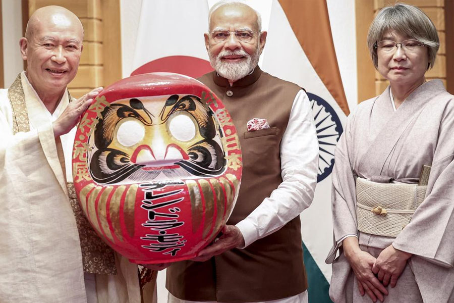 হাত-পা অসাড়… গর্ভে চমকপ্রদ গল্প নিয়ে মোদির হাতে এল জাপানের সেই ‘দারুমা’ পুতুল