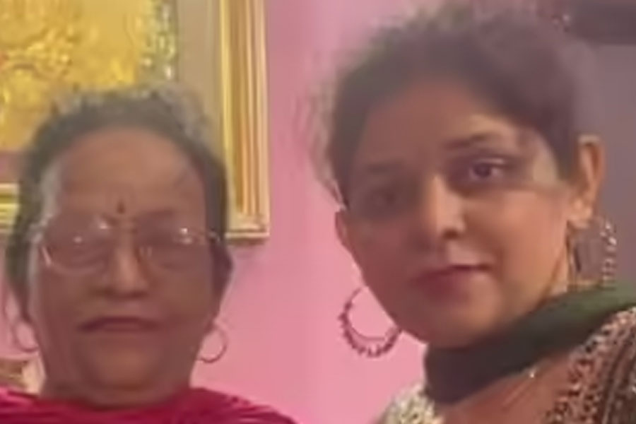 ছেলের জন্মদিনের উপহার ‘নাপসন্দ’, রাগে স্ত্রী-শাশুড়িকে কাঁচি দিয়ে কোপাল যুবক!