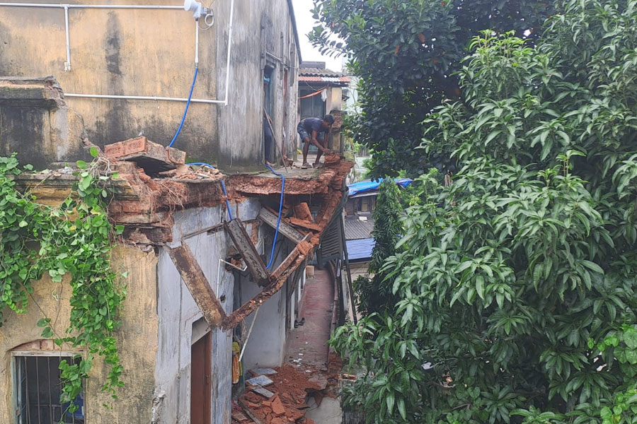 টানা বৃষ্টিতে কলকাতায় ফের ভাঙল পুরনো বাড়ি, এন্টালিতে আহত ২