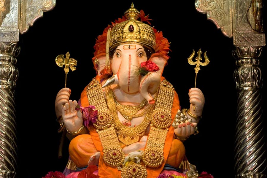 শ্রীবৃদ্ধি চান? জেনে নিন রাশি অনুযায়ী কোন রঙের গণেশ বিগ্রহ স্থাপনে মিলবে সুফল