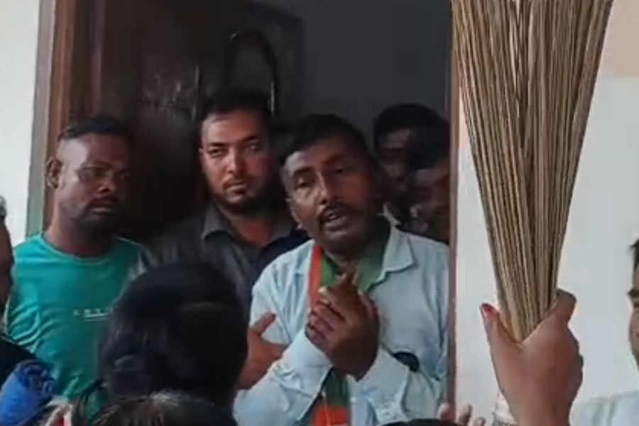 আলিপুরদুয়ারে প্রকাশ্যে কংগ্রেসের গোষ্ঠী কোন্দল! ঝাঁটা হাতে বিক্ষোভ মহিলা কর্মীদের