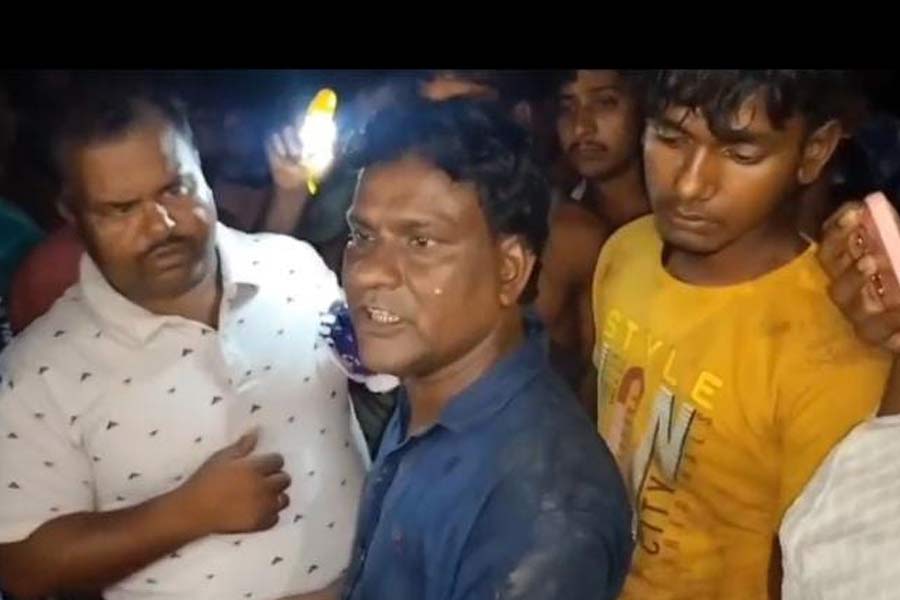 চা খেতে খেতে পাশের ব্যক্তিকে গুলি! ইটাহারে অভিযুক্তকে হাতেনাতে ধরল এলাকাবাসী