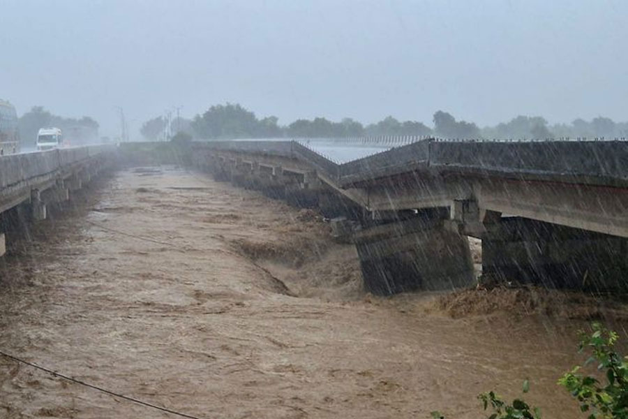লাগাতার বর্ষণে বিপর্যস্ত জম্মু ও কাশ্মীর, ধসে বন্ধ বহু রাস্তা, কাঠুয়ায় ভাঙল সেতু