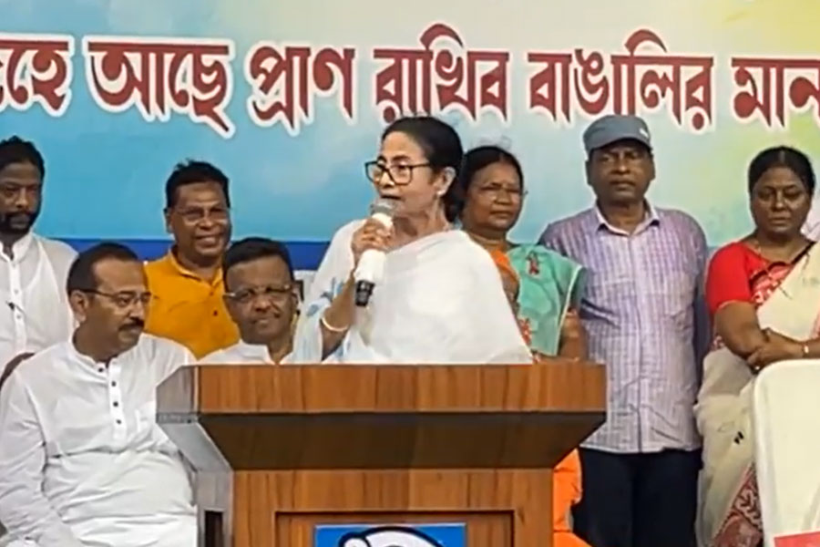 ‘অমিত শাহ আগে জন্মের শংসাপত্র দেখান’, ঝাড়গ্রামে NRC ইস্যুতে ফুঁসে উঠলেন মমতা
