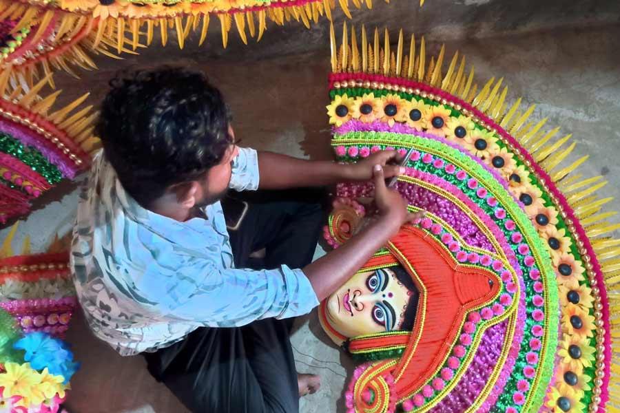 কলকাতা ছাড়িয়ে দিল্লিতে চড়িদার কারুকাজ, পুজোয় জমজমাট মুখোশ বাণিজ্য