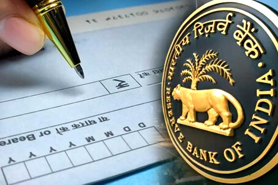 দু’দিনের অপেক্ষা অতীত, এবার কয়েক ঘণ্টায় চেক ক্লিয়ারেন্স! RBI-এর নয়া নিয়ম কবে থেকে?