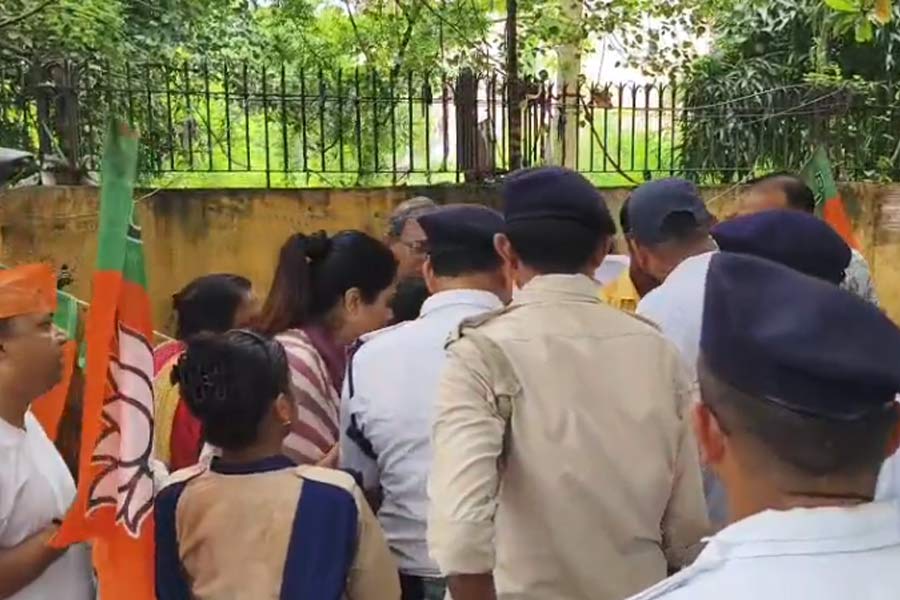 বেহাল রাস্তার প্রতিবাদে বিজেপি! পুলিশের সঙ্গে ধস্তাধস্তিতে উত্তপ্ত সল্টলেক