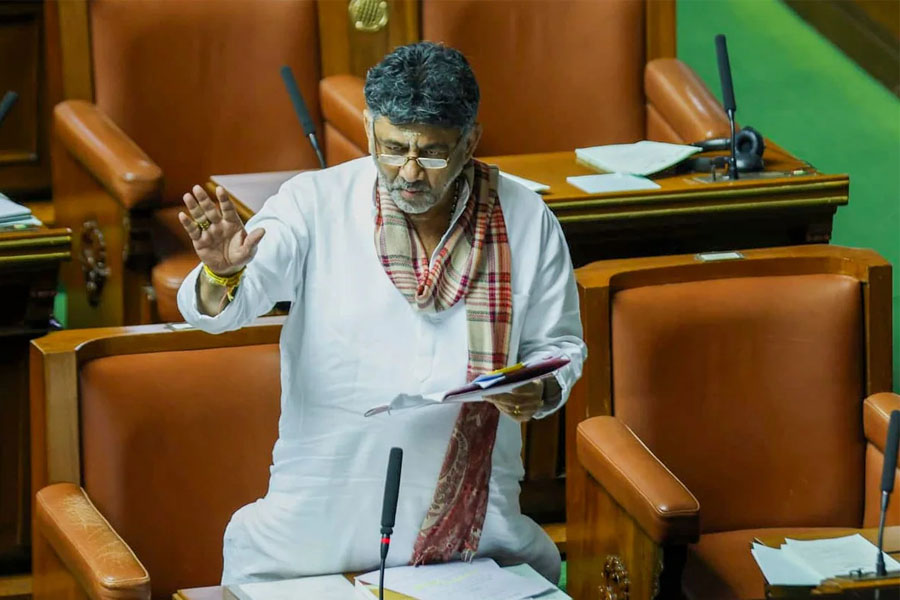 বেঙ্গালুরুর রাস্তা খানাখন্দে ভরা, বিতর্কের মুখে উপমুখ্যমন্ত্রী বললেন, ‘ও তো প্রকৃতির তৈরি’