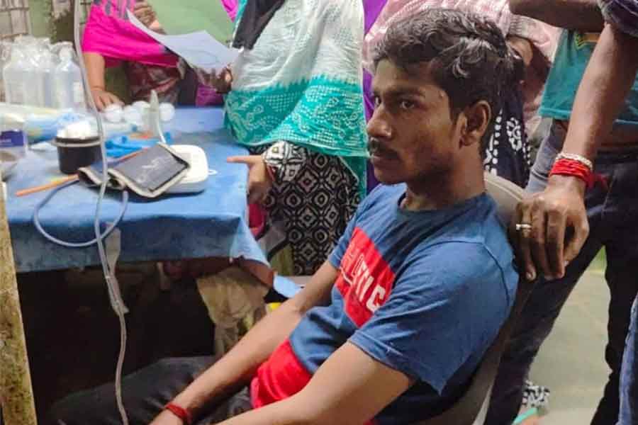 বিষধর সাপ হাতে হাসপাতালে সর্পাঘাতে অসুস্থ যুবক, ডোমকল হাসপাতালে চাঞ্চল্য