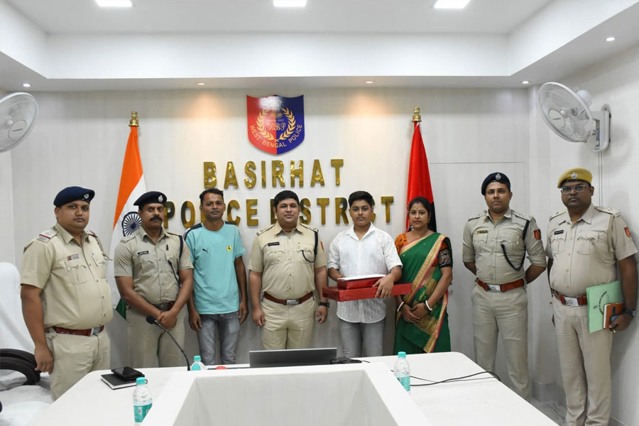 চরম অভাবেও তাক লাগানো রেজাল্ট, মেধাবী ছাত্রের পাশে বসিরহাট জেলা পুলিশ