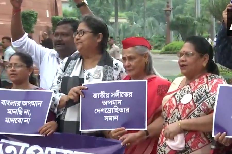 বাংলার অপমানে ফুঁসছেন ‘ধন্যি মেয়ে’, দিল্লিতে তৃণমূলের প্রতিবাদে পোস্টার হাতে জয়া বচ্চন