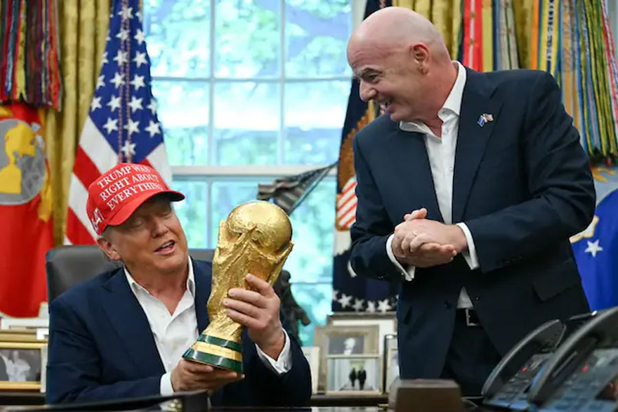 ‘এটা আমি রেখে দিই?’, হোয়াইট হাউসে বিশ্বকাপ ট্রফি হাতে ‘আবদার’ ট্রাম্পের