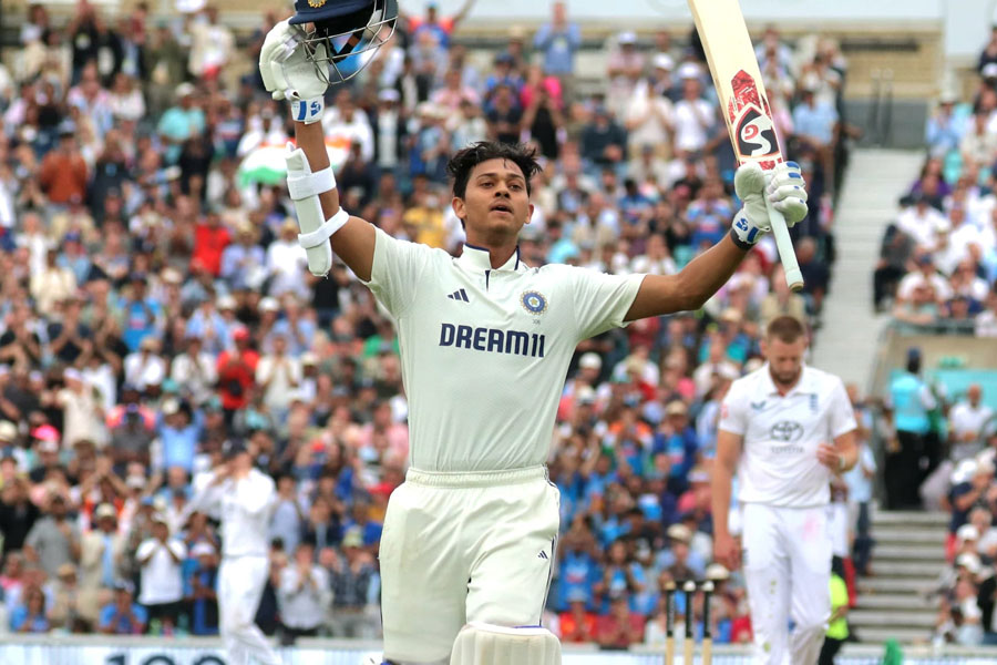 গাভাসকরকে ছুঁয়ে রেকর্ড গড়া সেঞ্চুরি, মা-বাবার সামনেই নয়া ইতিহাস যশস্বীর