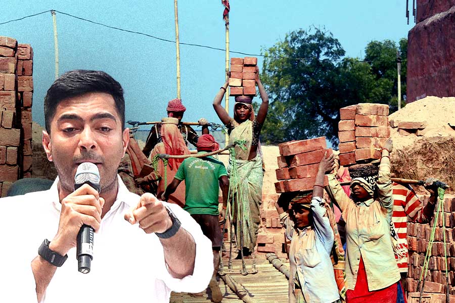১০০ দিনের কাজের বকেয়া নিয়ে কেন্দ্রকে তোপ, কমিশনকেও তুলোধোনা অভিষেকের