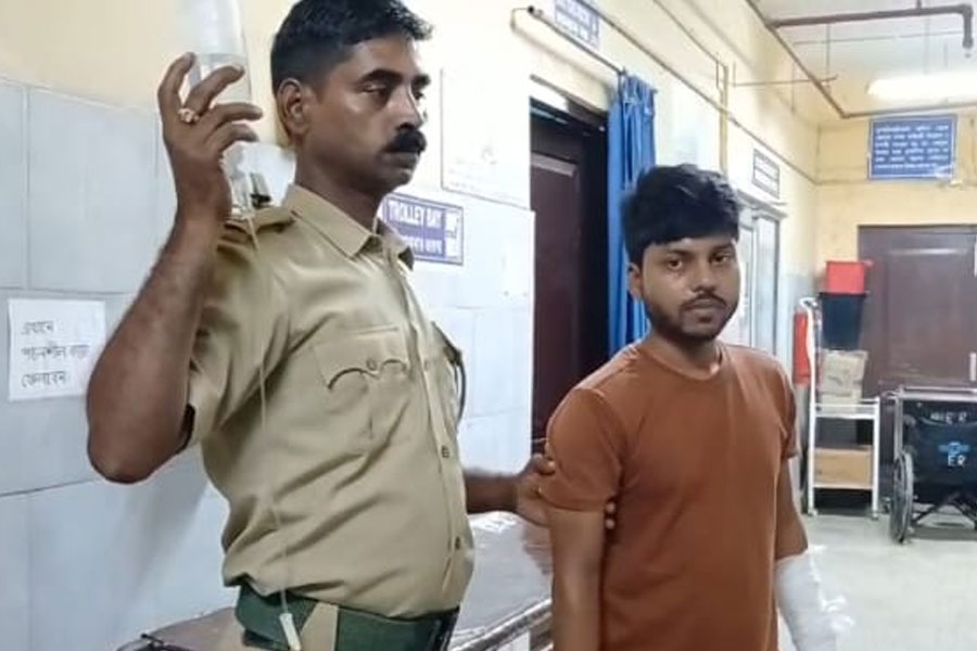 বক্সায় গুলিবিদ্ধ বনকর্মী, বন্দুক পরিষ্কার করতে গিয়ে অঘটন নাকি অন্য কিছু?