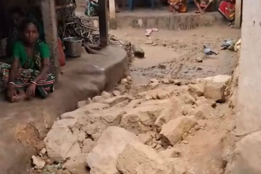 বর্ষায় ভিজে ঘরের দেওয়াল, বাঁকুড়ায় মাটি চাপা পড়ে মর্মান্তিক মৃত্যু একরত্তির